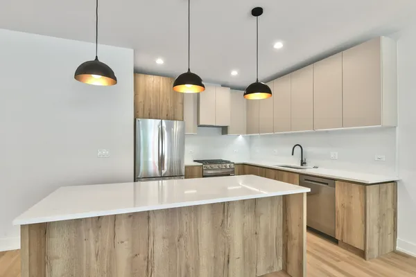 $835,000 | 5428 North Winthrop Avenue, Unit 102, Chicago, IL 60640