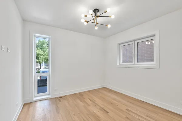 $835,000 | 5428 North Winthrop Avenue, Unit 102, Chicago, IL 60640