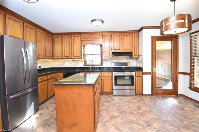 $2,100 | 422 Wildwood Lane, Graham, NC 27253