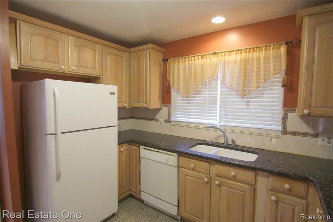 46500 Maidstone Road Canton, MI 48187 - Photo 9 of 29 Maidstone Rd Kitchen 3.jpg