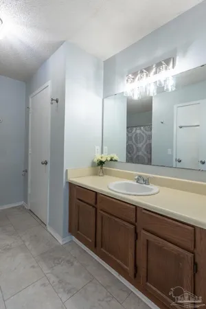 a view of empty room with window