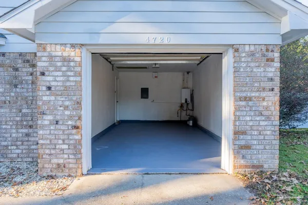 a view of entryway with a flower pot