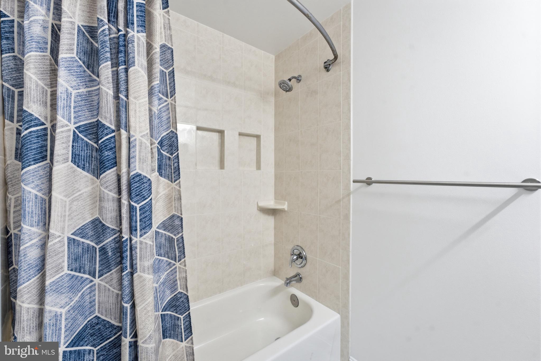 7235 Reservoir Road Springfield, VA 22150 - Photo 38 of 64 Upper Level Hall Bathroom w-Stylish Tub/Shower