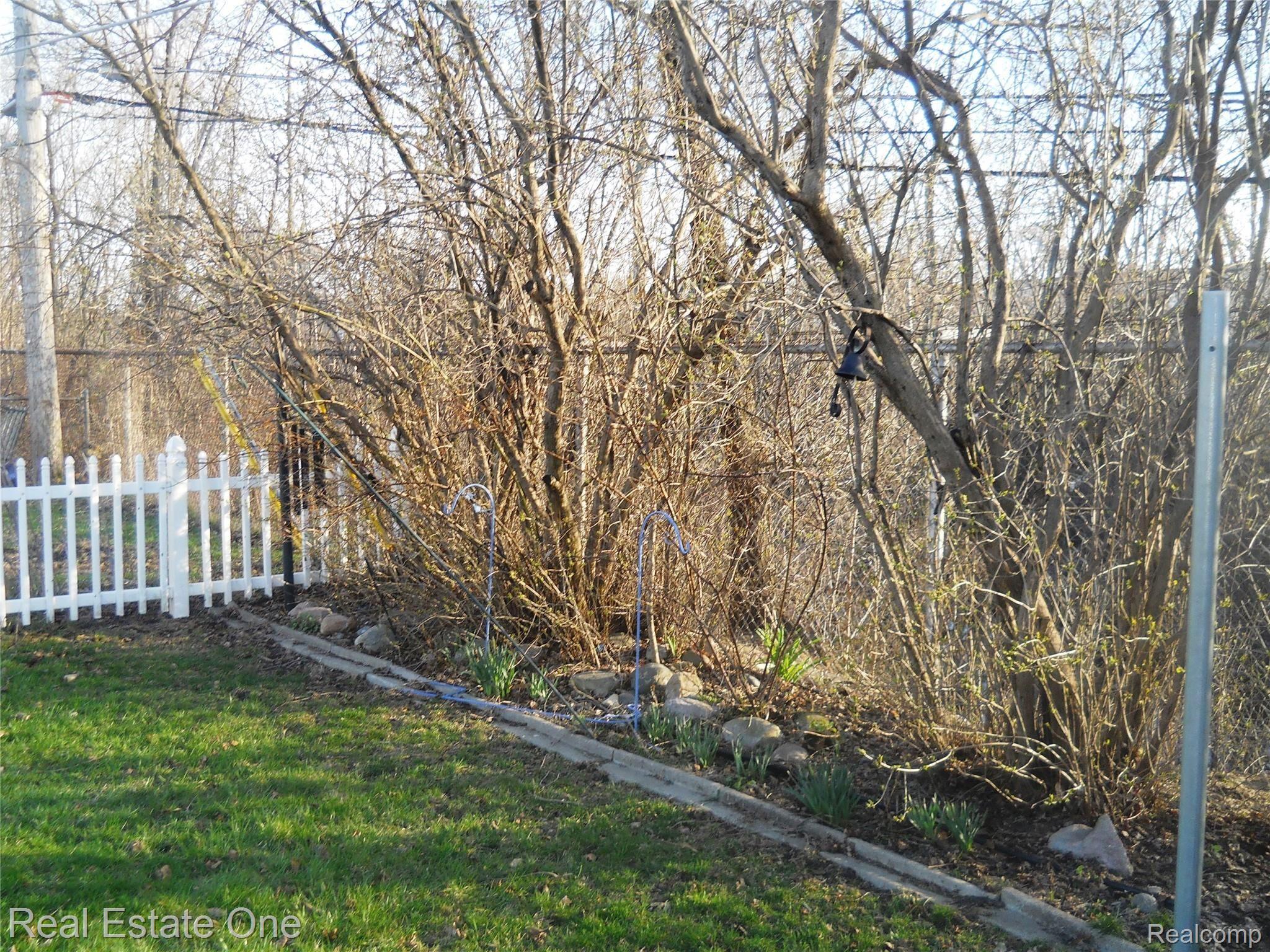 18130 Davidson Road Fraser, MI 48026 - Photo 11 of 11 DSCN0374.JPG