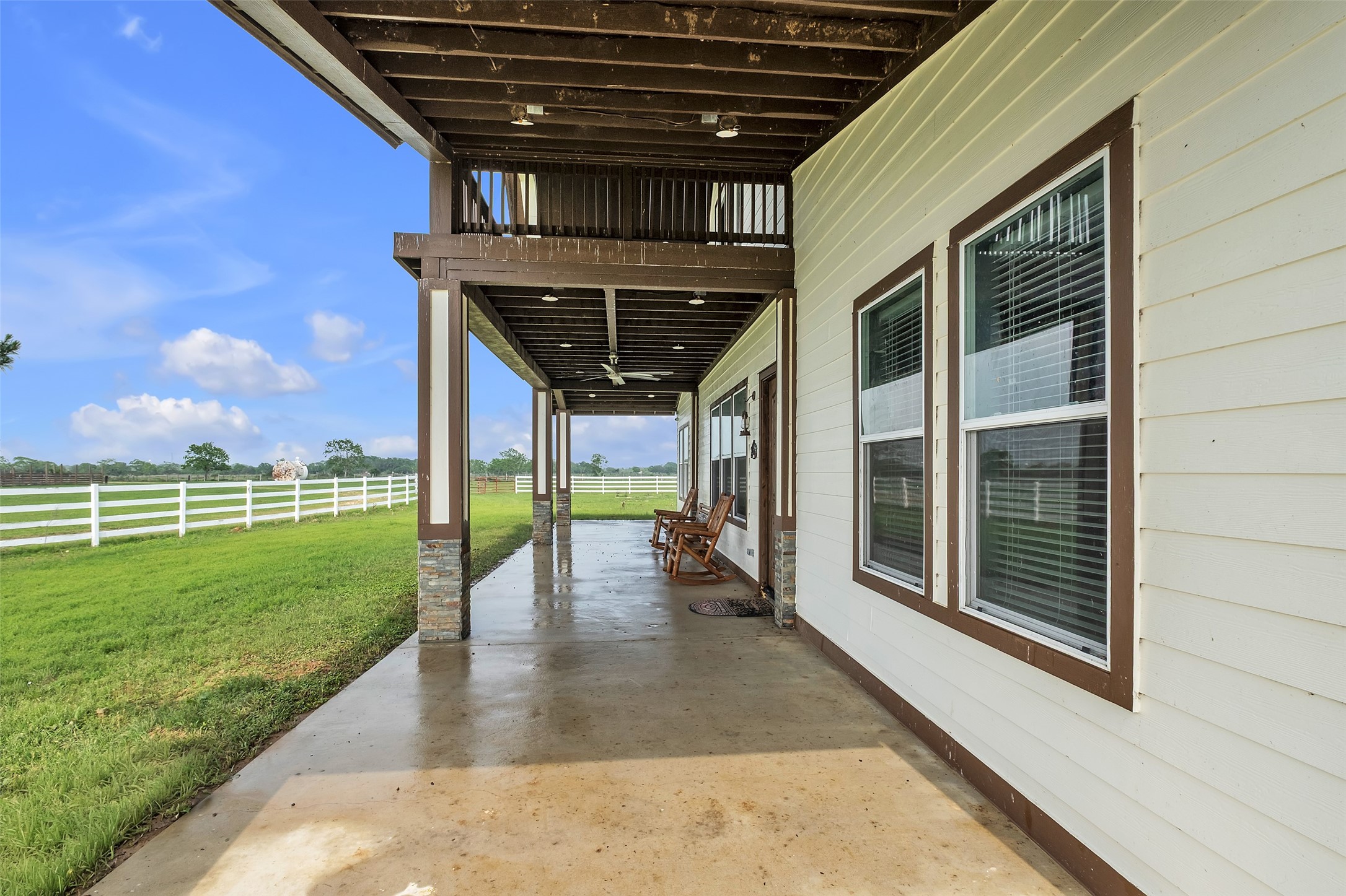 1048 11th Street Columbus, TX 78934 - Photo 7 of 48 a view of a porch
