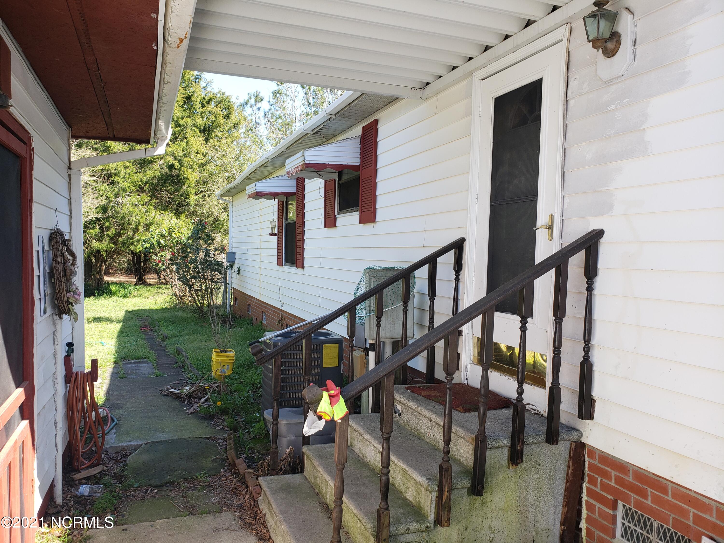 548 Newport Loop Road Newport, NC 28570 - Photo 5 of 20 entrance