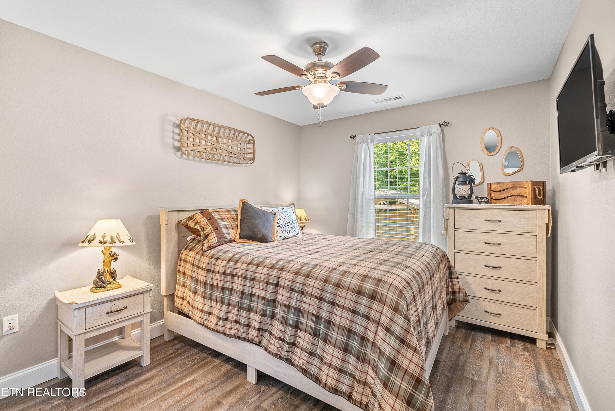 314 Two View Road Sevierville, TN 37863 - Photo 25 of 31 a bedroom with a bed and a flat screen tv