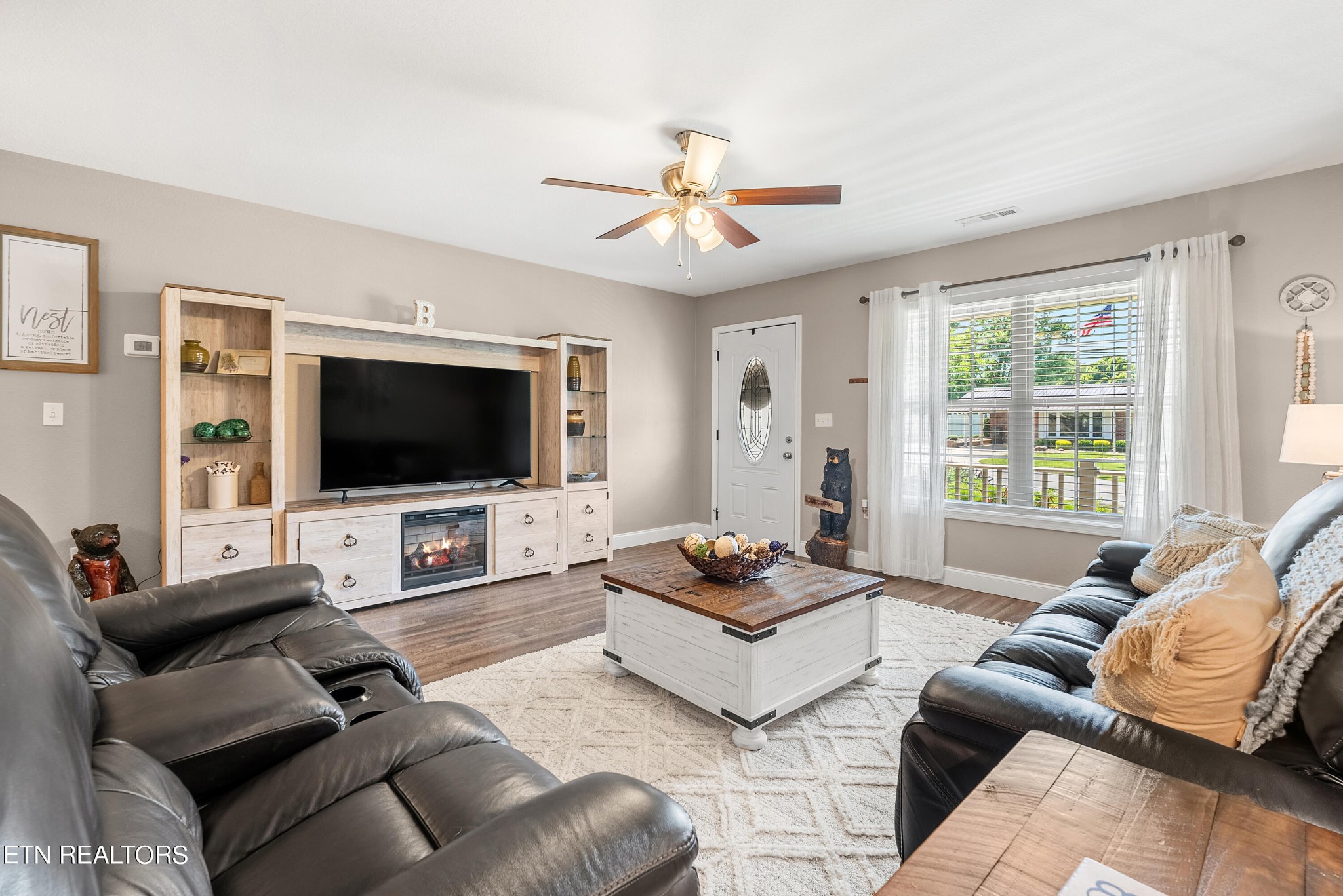 314 Two View Road Sevierville, TN 37863 - Photo 8 of 31 a living room with furniture and a flat screen tv