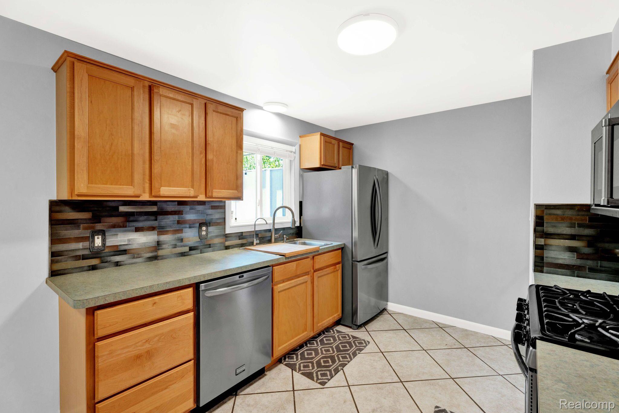 3835 Elmhurst Road Waterford, MI 48328 - Photo 15 of 44 Kitchen