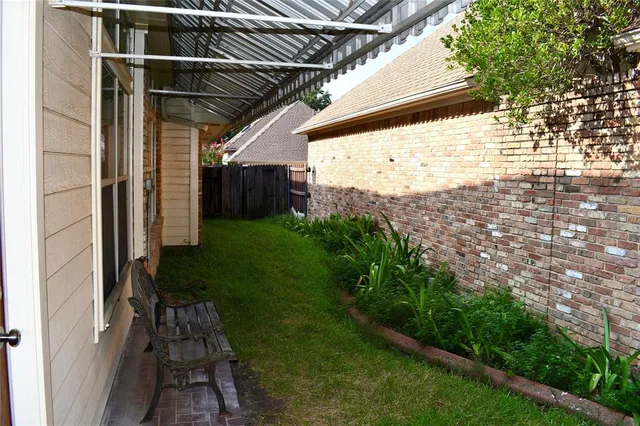 a view of a backyard