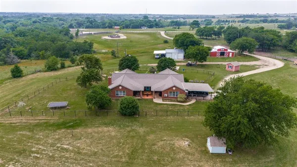 $775,000 | 415 Star Shell Road, Decatur, TX 76234