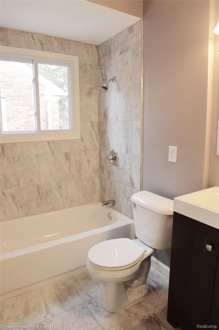 17148 Evergreen Road Detroit, MI 48219 - Photo 14 of 17 Upstairs Bathroom.jpg