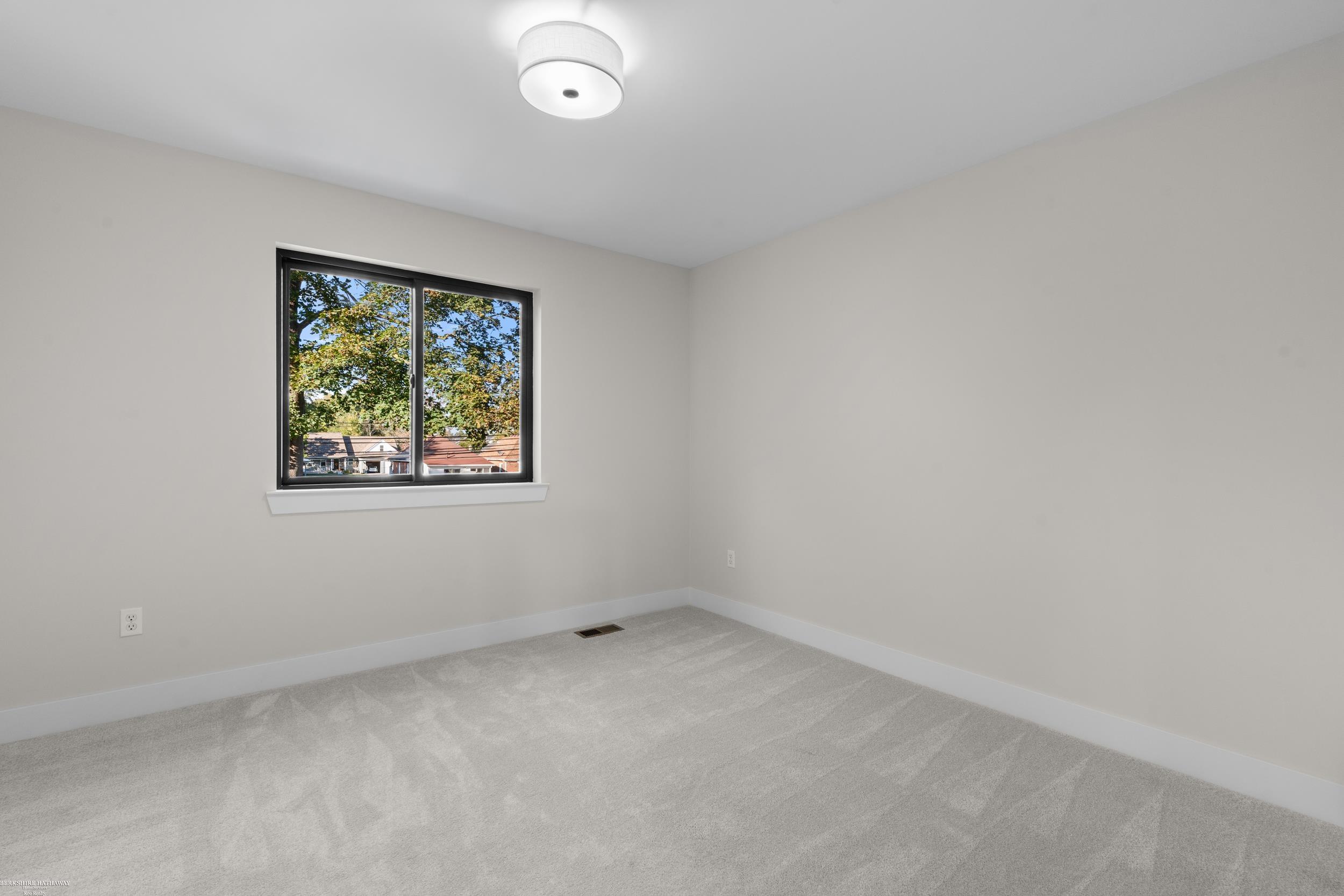 281 East Lafayette Street Romeo, MI 48065 - Photo 23 of 31 50184626-7424fdc3-f1ce-46b2-88d1-c4d8d12de84a.JPG