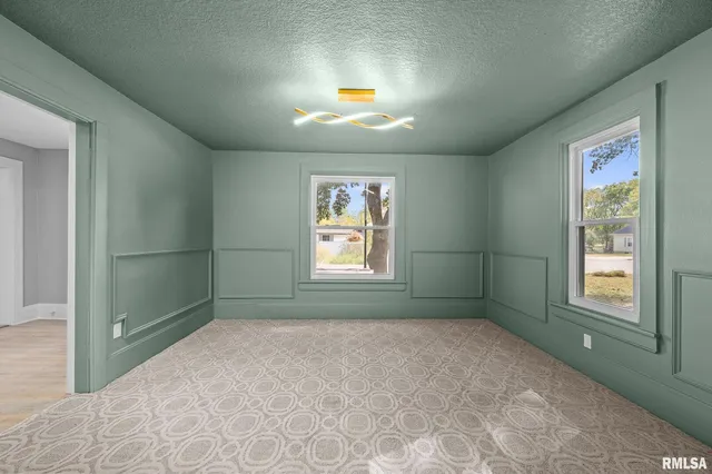 a view of empty room with window