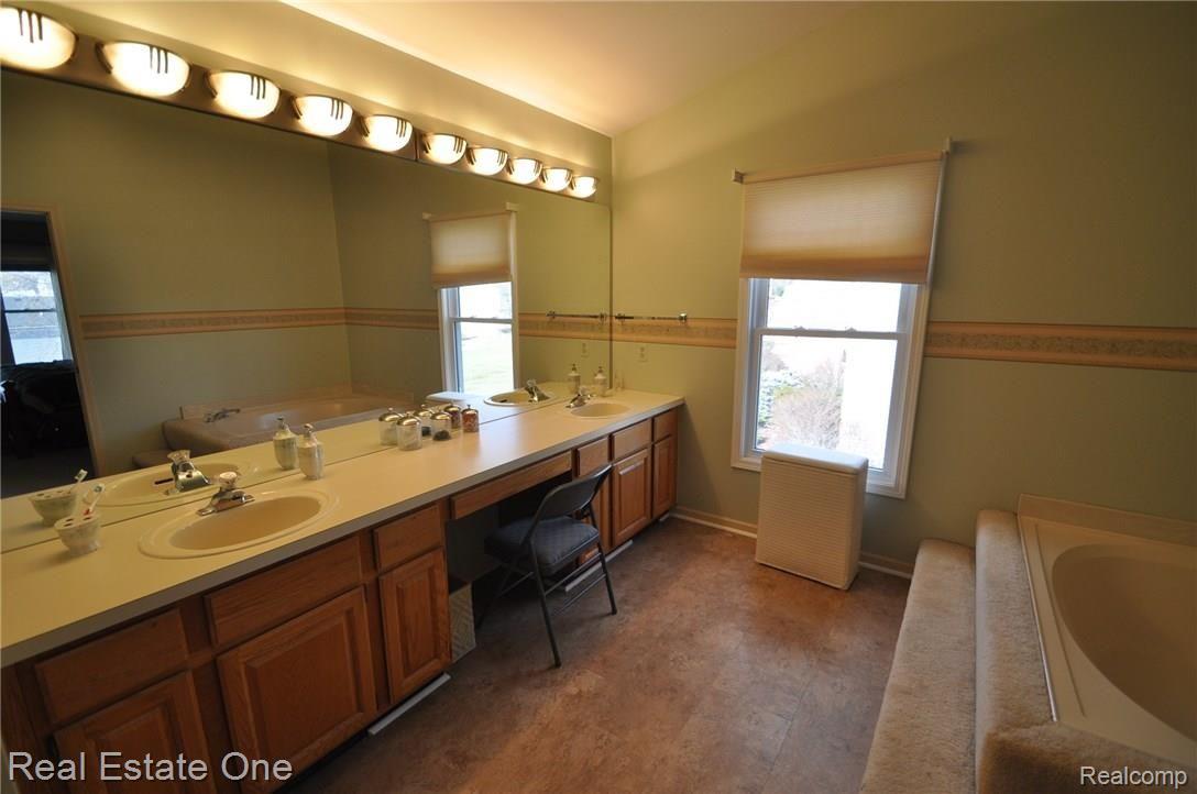 1696 Grandview Drive Rochester, MI 48306 - Photo 18 of 32 18.JPG