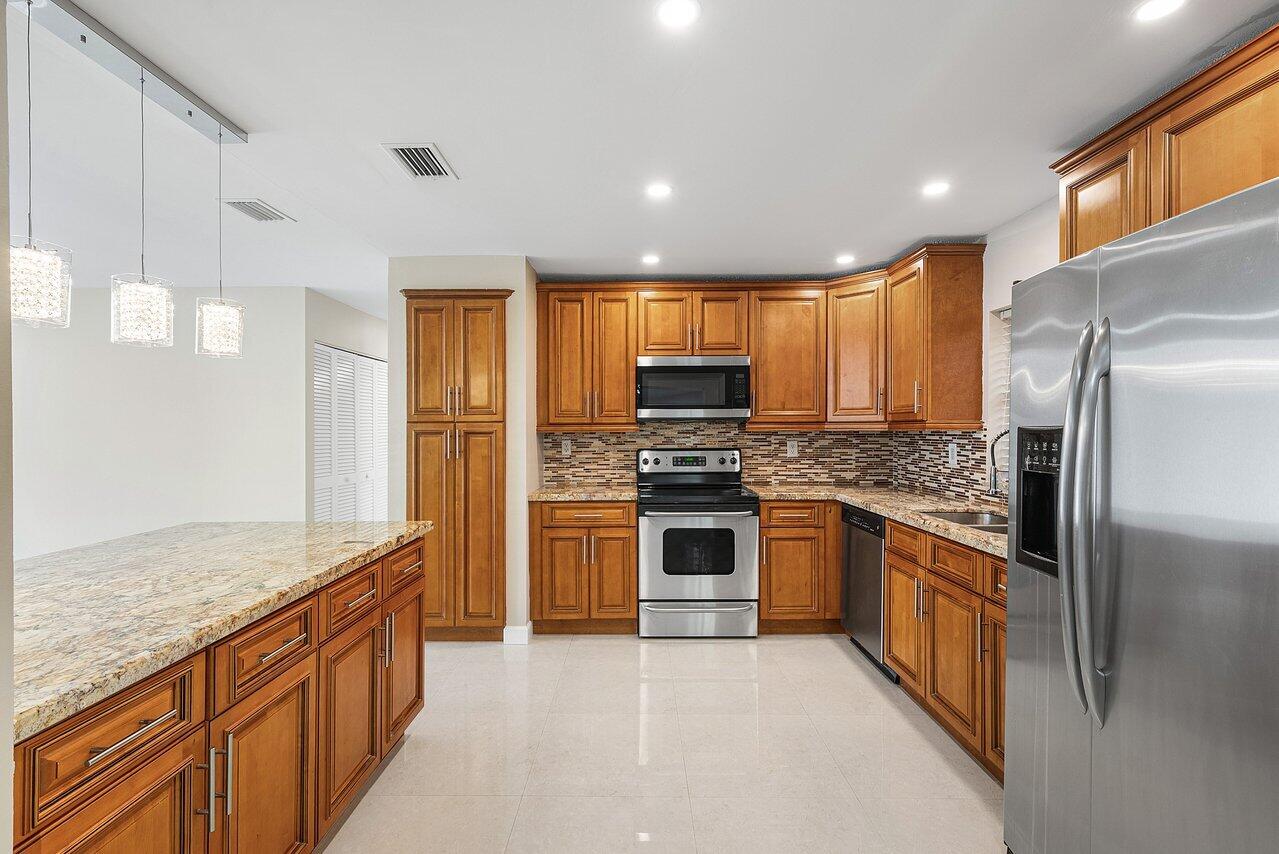 19635 Back 9 Drive Boca Raton, FL 33498 - Photo 6 of 37 010-19635Back9Drive-BocaRaton-FL-33498-S