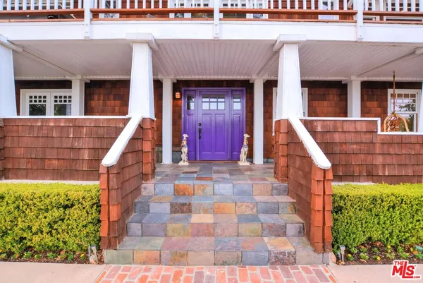 a view of entryway with a front door