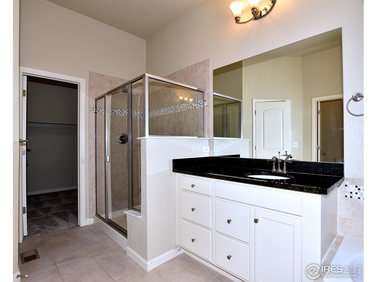 882 Wagon Bend Road Berthoud, CO 80513 - Photo 13 of 31 Shower with bench, walk-in closet.