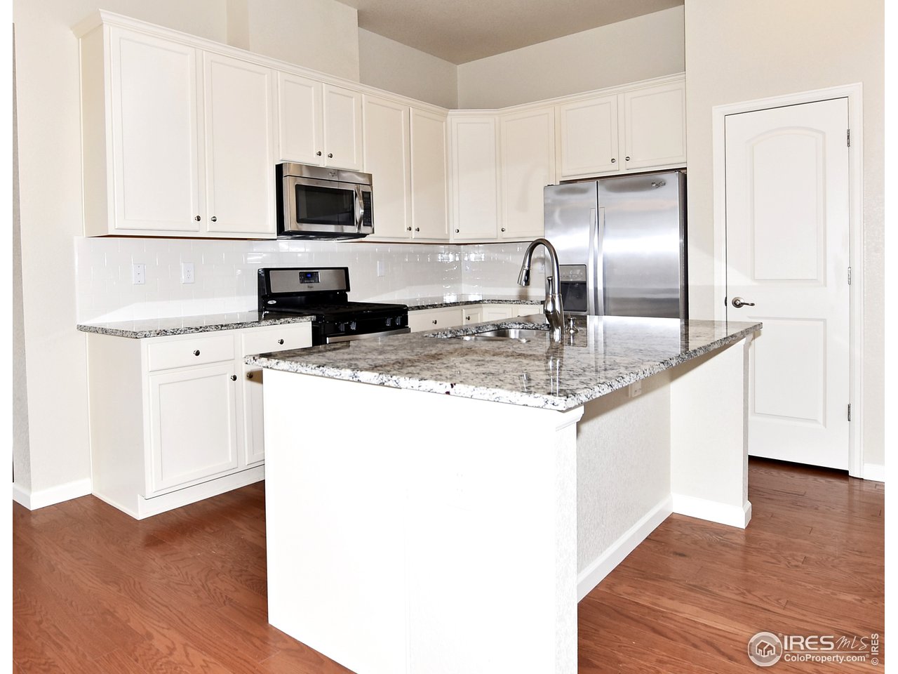 882 Wagon Bend Road Berthoud, CO 80513 - Photo 6 of 31 Crown molding, granite counters, stainless appliances, gas stove.