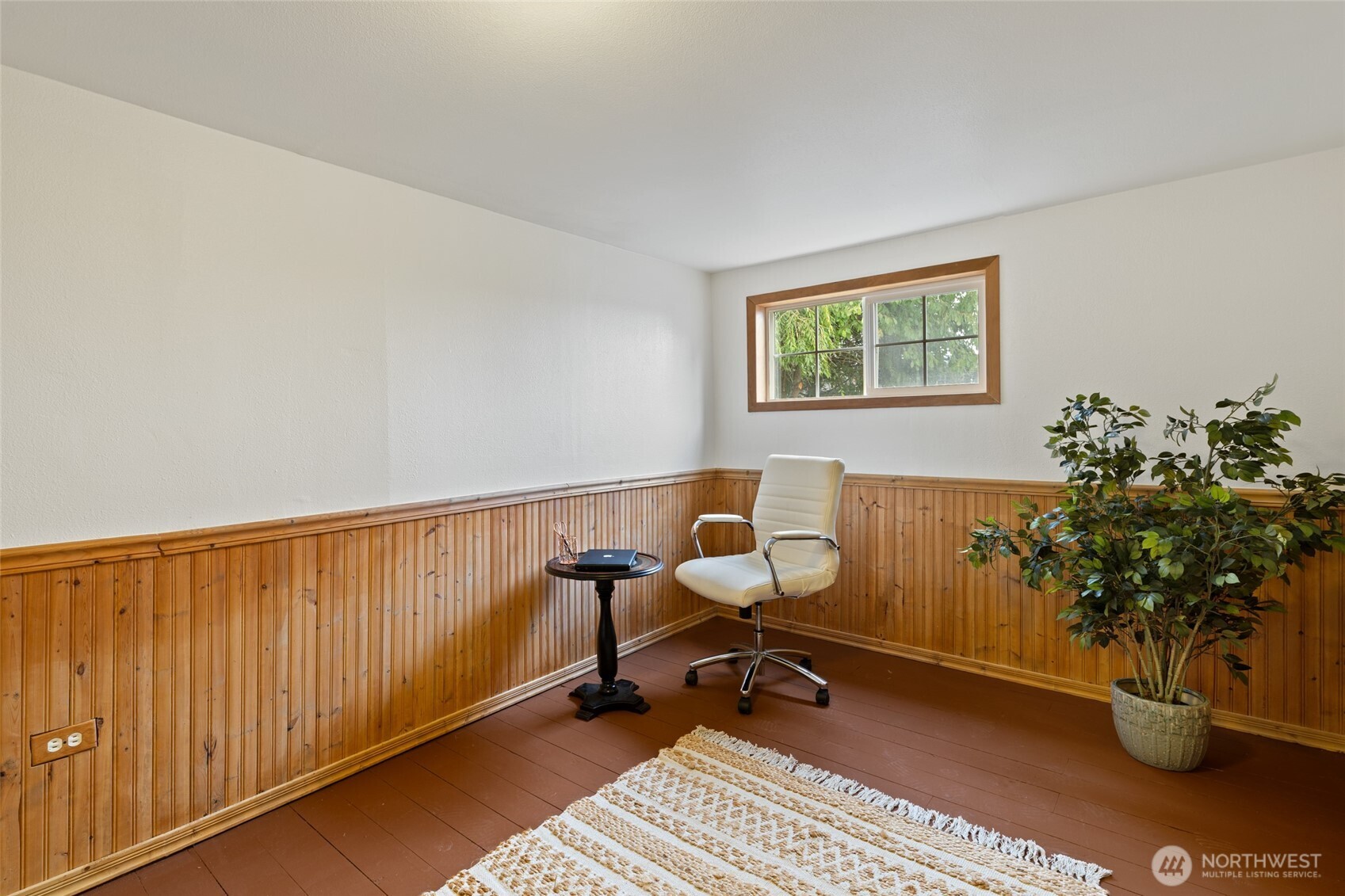 7007 Dahlberg Road Ferndale, WA 98248 - Photo 19 of 35 a workspace with furniture and a potted plant