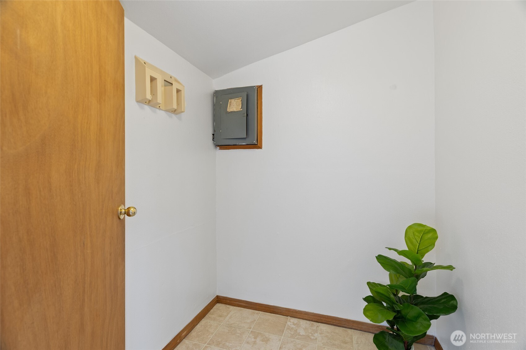 7007 Dahlberg Road Ferndale, WA 98248 - Photo 6 of 35 a view of a hallway with a flower pot
