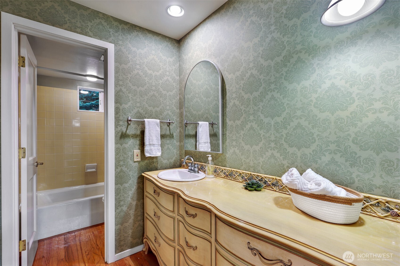 6720 West Mercer Way Mercer Island, WA 98040 - Photo 21 of 40 Gallery Image 21