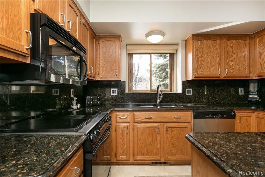 997 Norcross Drive Rochester Hills, MI 48307 - Photo 9 of 45