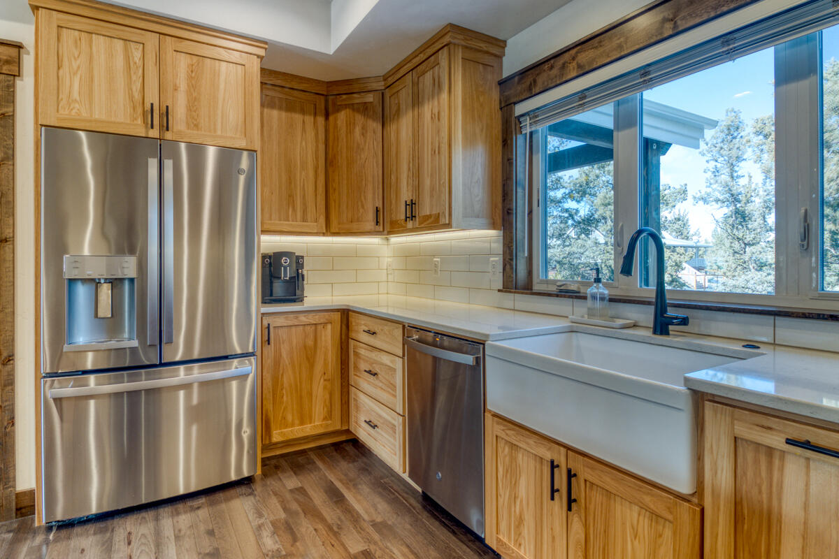 21027 Southwest Gift Road Bend, OR 97703 - Photo 11 of 52 Kitchen, notice under cabinet lighting.