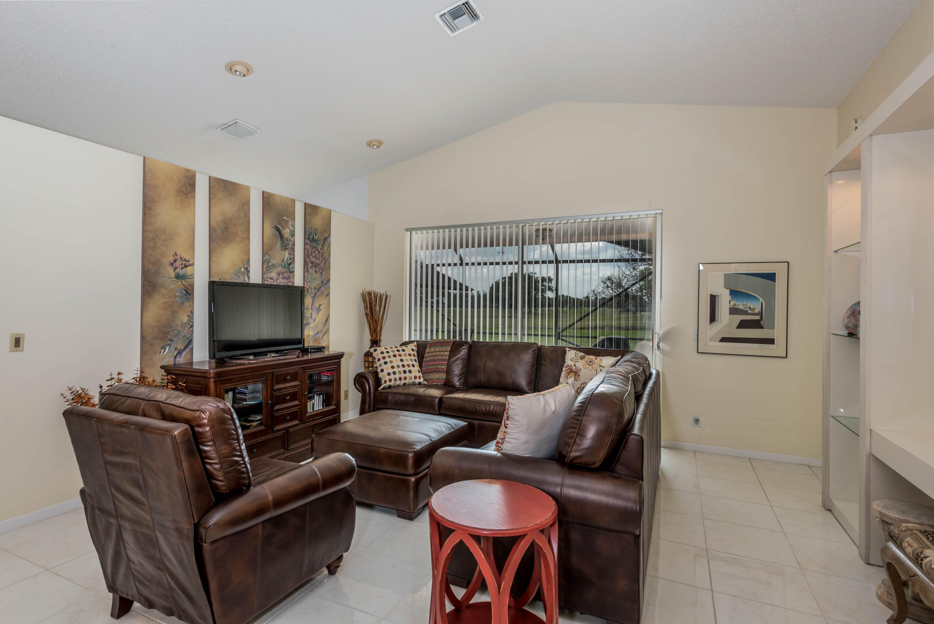 007_Living_Room[1]