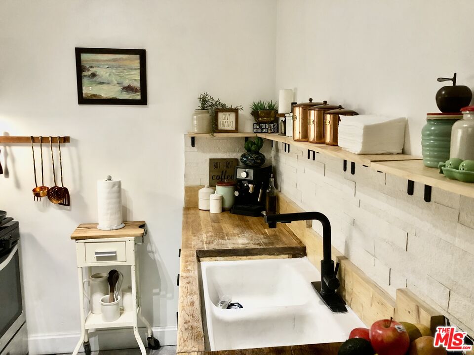 815 Pacific Avenue, Unit 9 Long Beach, CA 90813 - Photo 13 of 25 a bathroom with a sink and a mirror