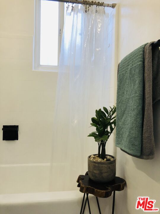 815 Pacific Avenue, Unit 9 Long Beach, CA 90813 - Photo 18 of 25 a bathroom with a sink tub and a mirror