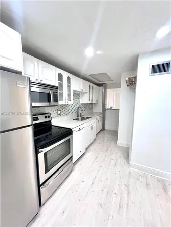 $1,975 | 3660 Northeast 166th Street, Unit 405, North Miami Beach, FL 33160