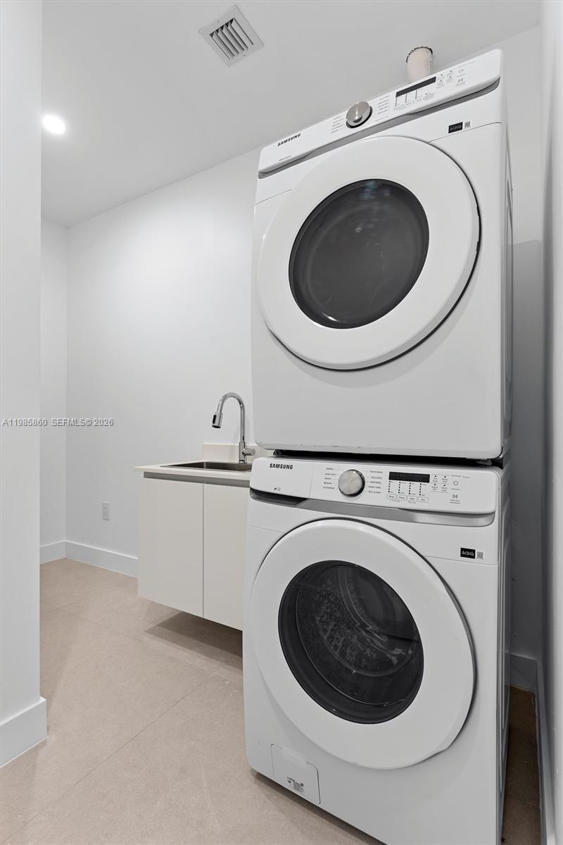 700 Northeast 24th Street, Unit PH5802 Miami, FL 33137 - Photo 33 of 59 a utility room with dryer and washer