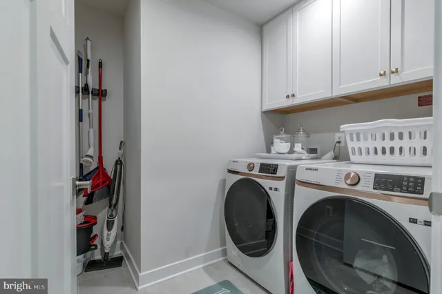 a view of a yard in front of house