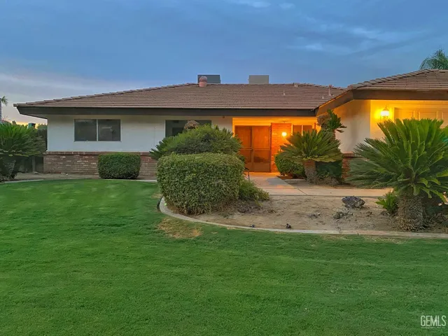 a view of a house with a backyard