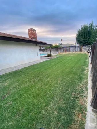 a view of a house with a backyard