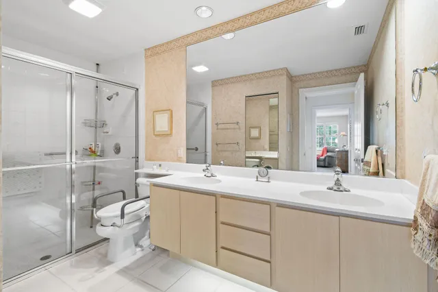a en suite bathroom with a double vanity sink and a mirror