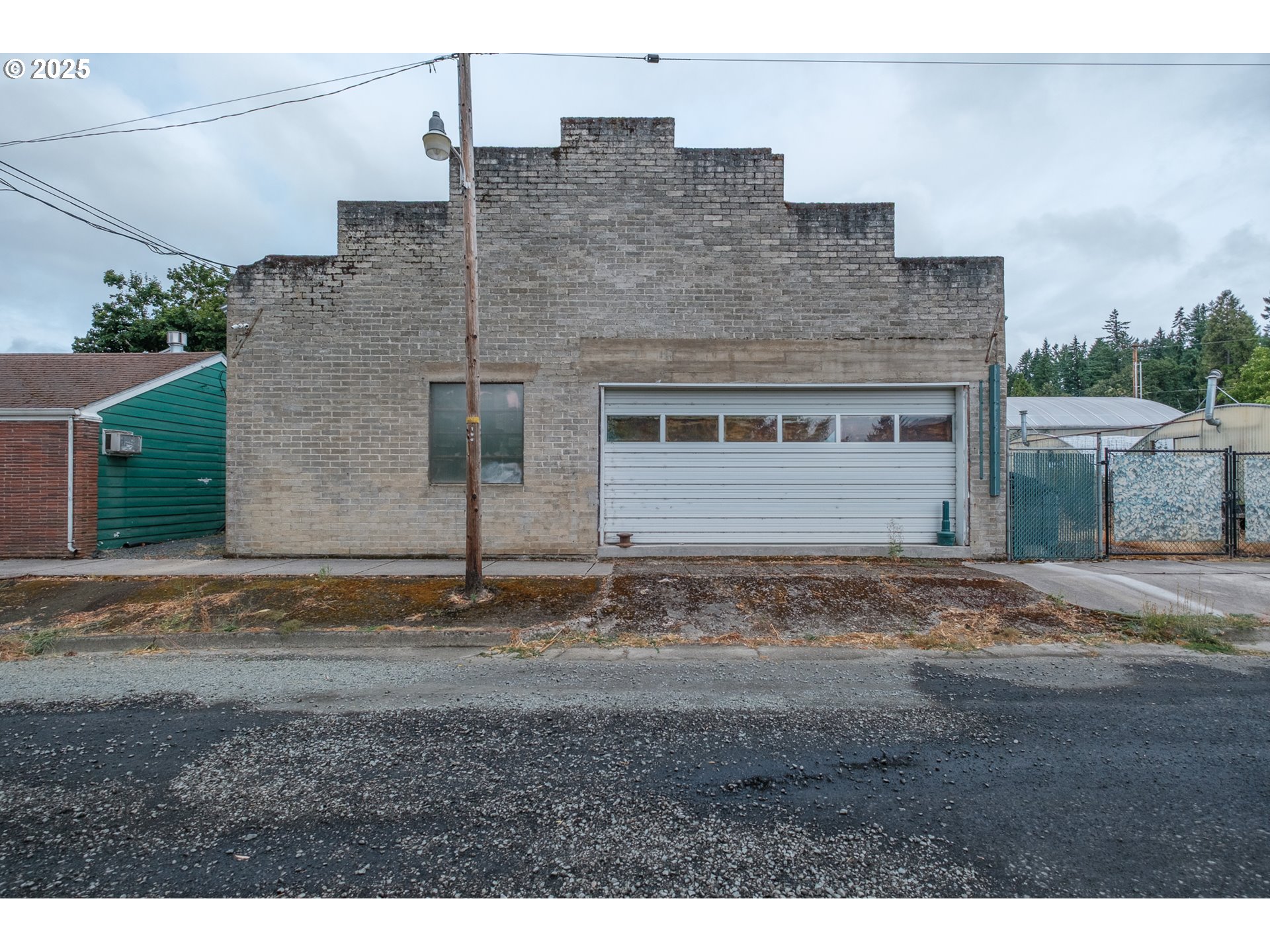 55 Q Street Cottage Grove, OR 97424 - Photo 15 of 36 a backyard of a house