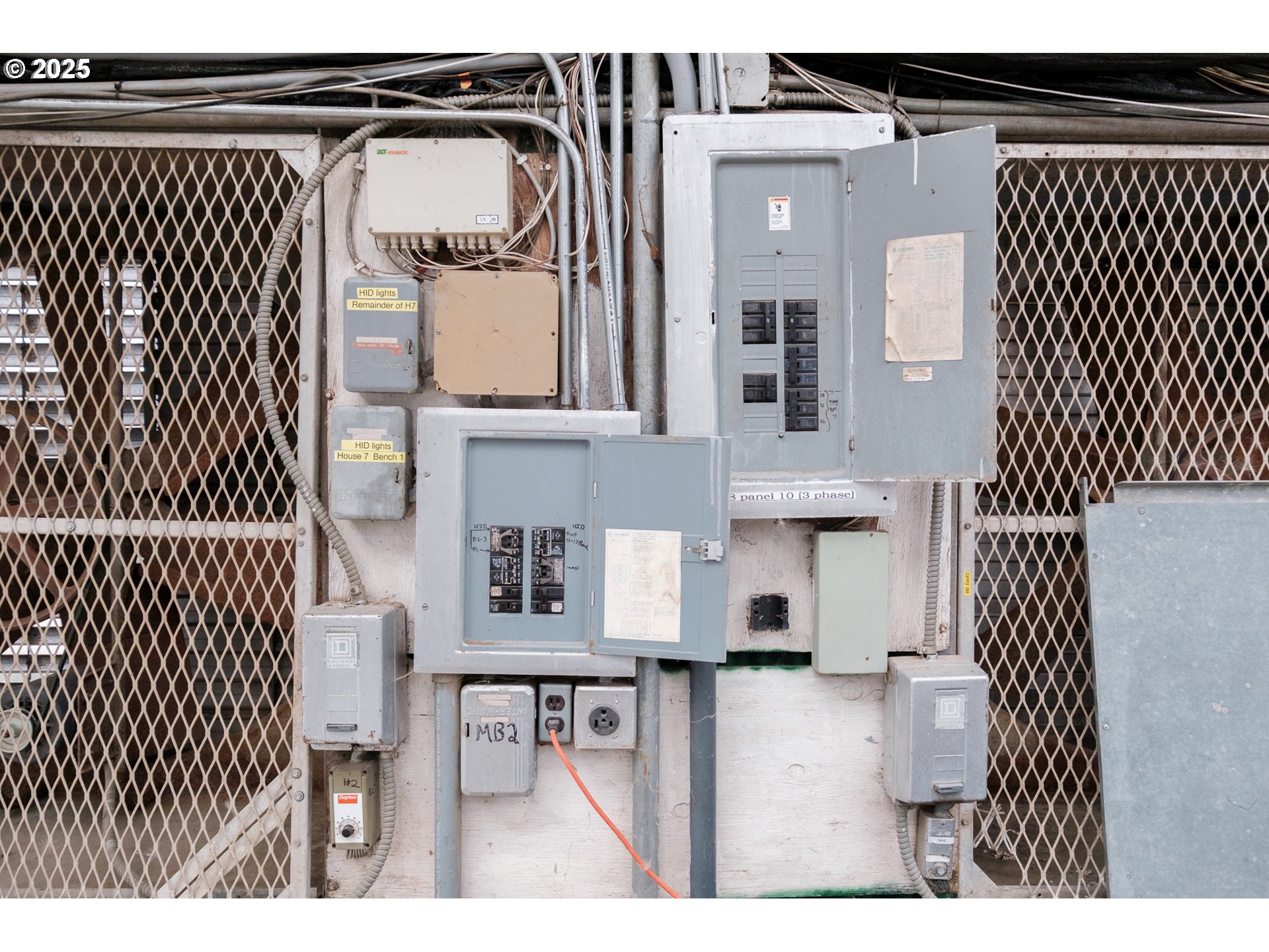55 Q Street Cottage Grove, OR 97424 - Photo 26 of 36 a view of living room with furniture