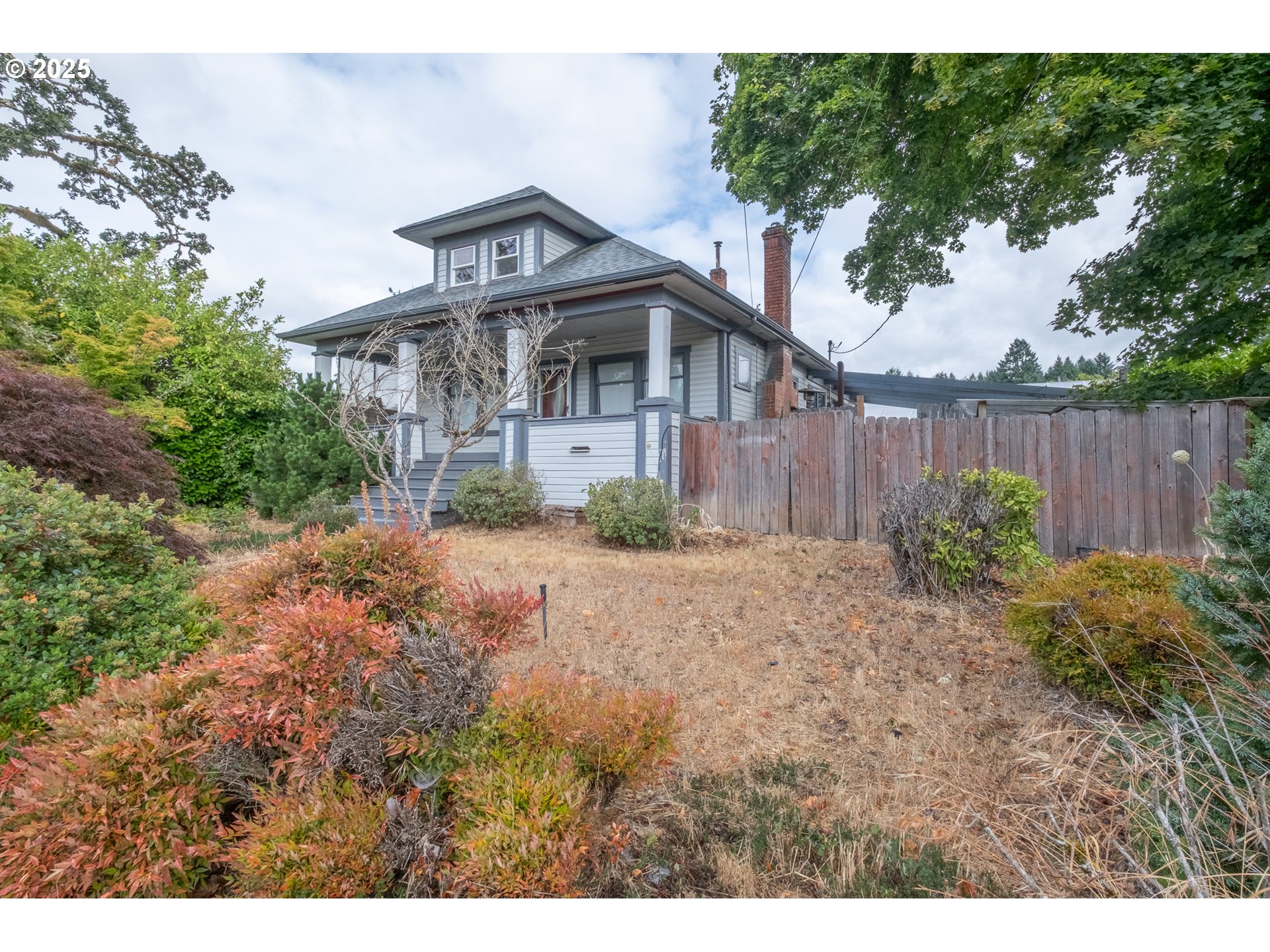 55 Q Street Cottage Grove, OR 97424 - Photo 28 of 36 a front view of a house with garden