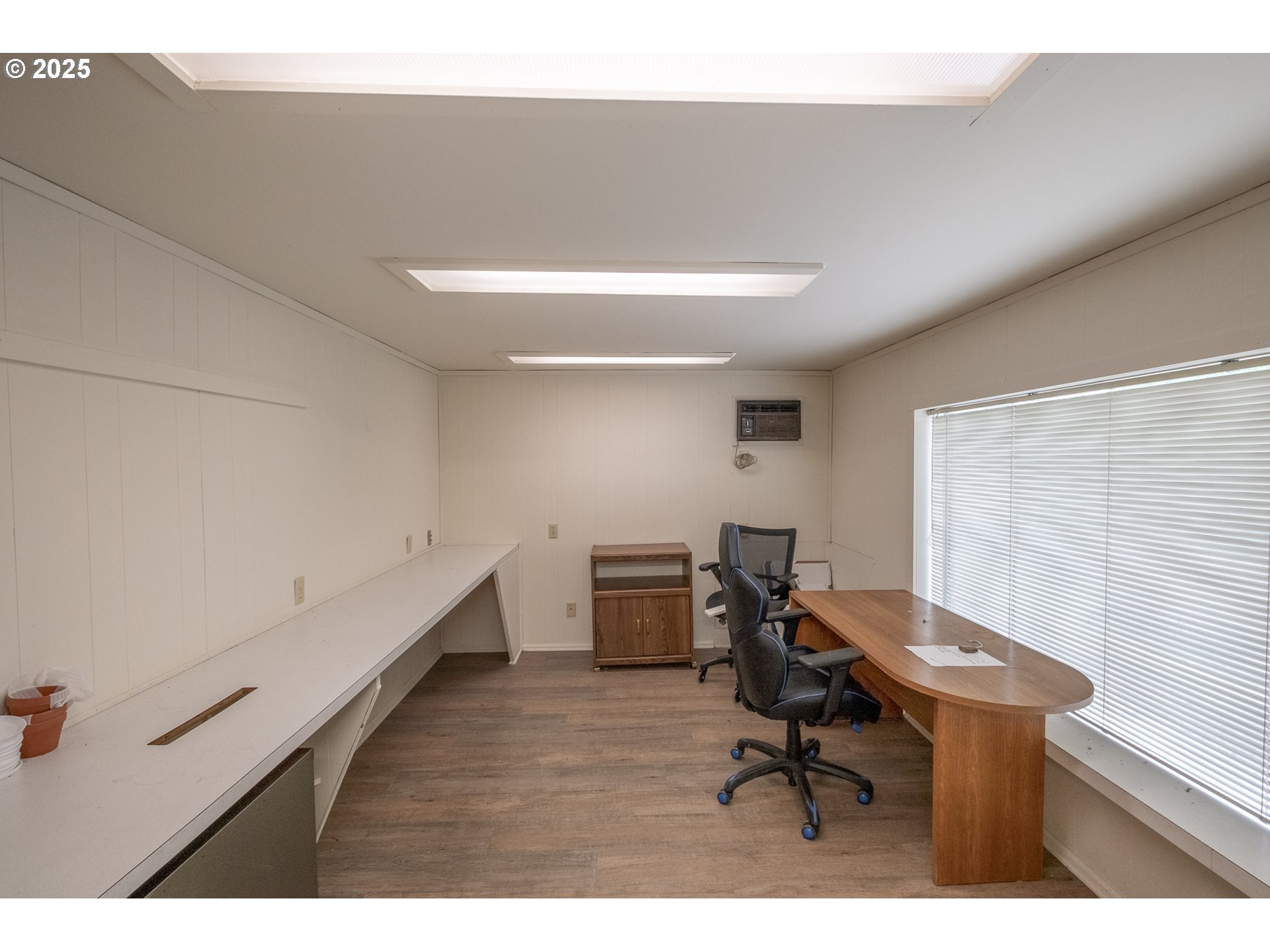 55 Q Street Cottage Grove, OR 97424 - Photo 10 of 36 a workspace with furniture and window