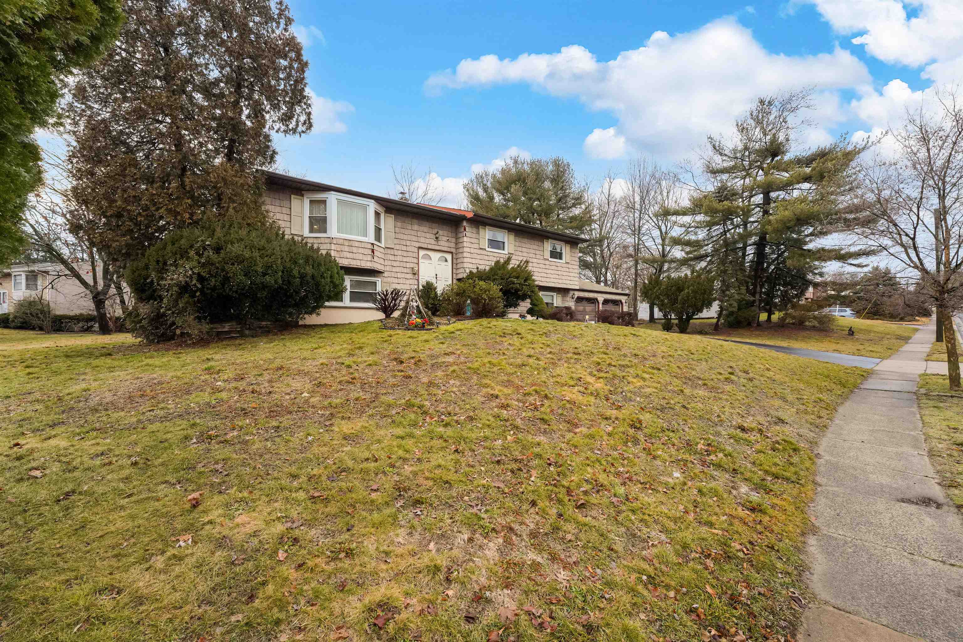 8 University Road East Brunswick, NJ 08816 - Photo 4 of 29 Gallery Image 4