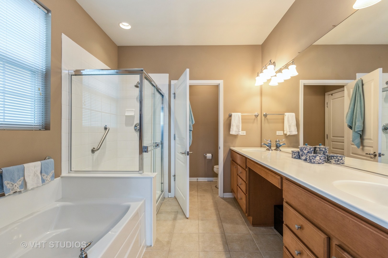 2832 Cascade Falls Circle Elgin, IL 60124 - Photo 19 of 37 a bathroom with a tub a sink and a large mirror