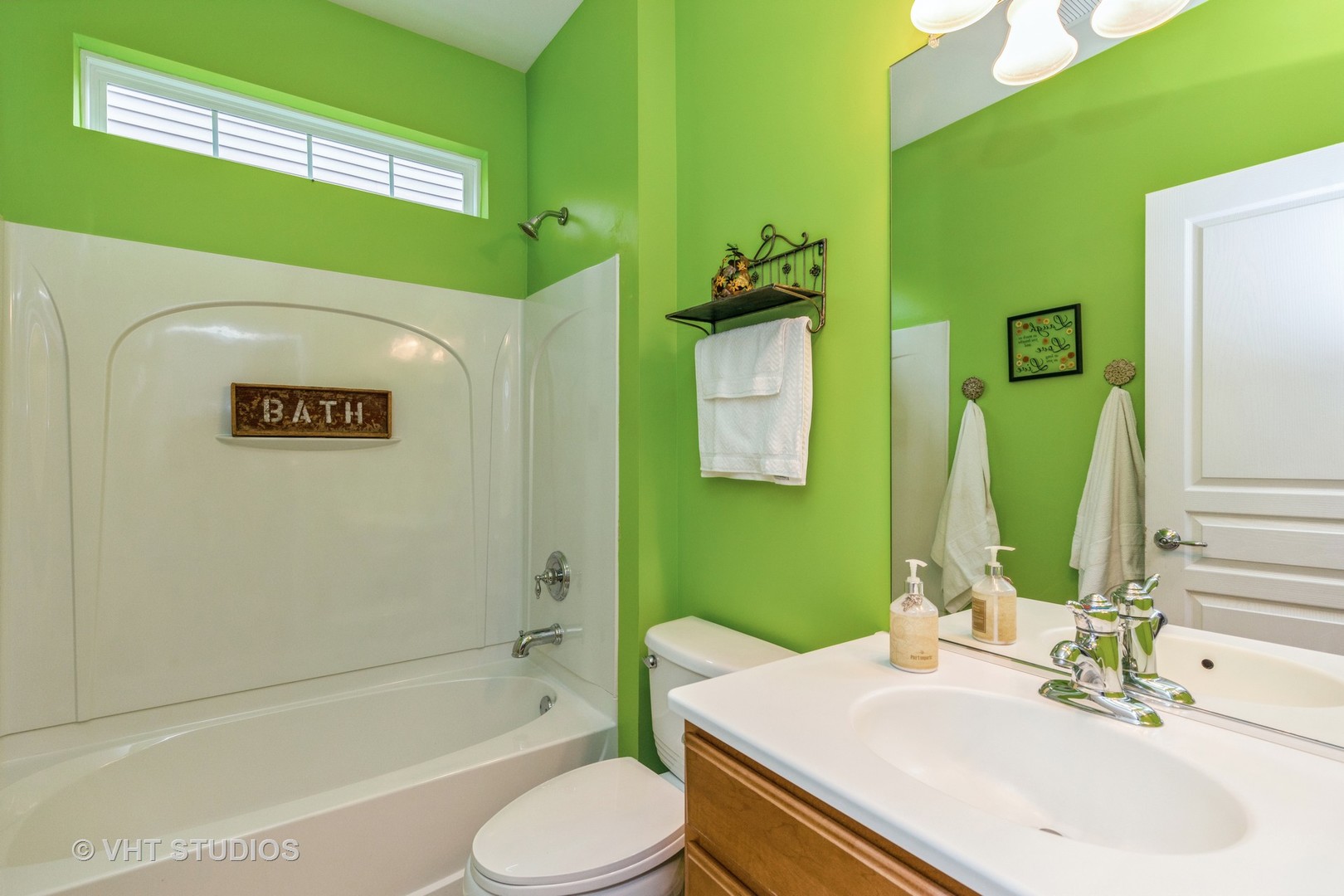 2832 Cascade Falls Circle Elgin, IL 60124 - Photo 6 of 37 a bathroom with a sink toilet and a bathtub