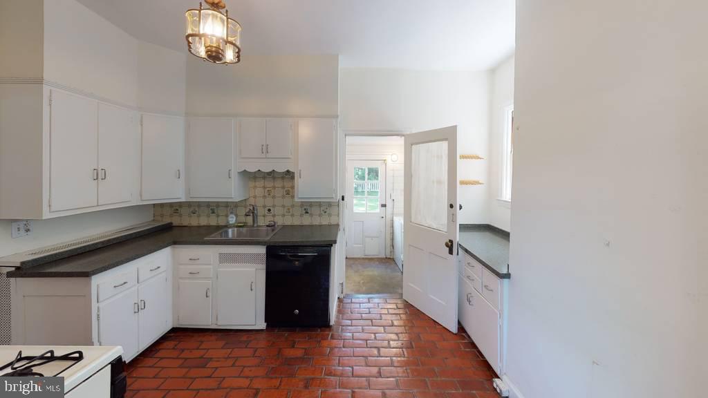 732 Spring Lane Philadelphia, PA 19128 - Photo 33 of 37 Kitchen