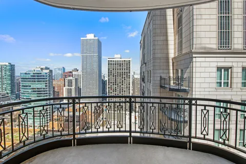 $1,725,000 | 10 East Delaware Place, Unit 25B, Chicago, IL 60611
