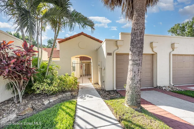 a front view of house with yard