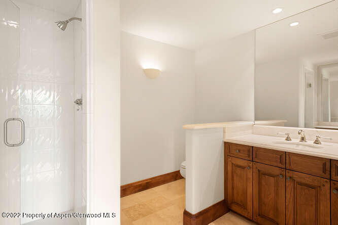 650 Pioneer Springs Ranch Road Aspen, CO 81611 - Photo 27 of 30 a bathroom with a sink and a mirror