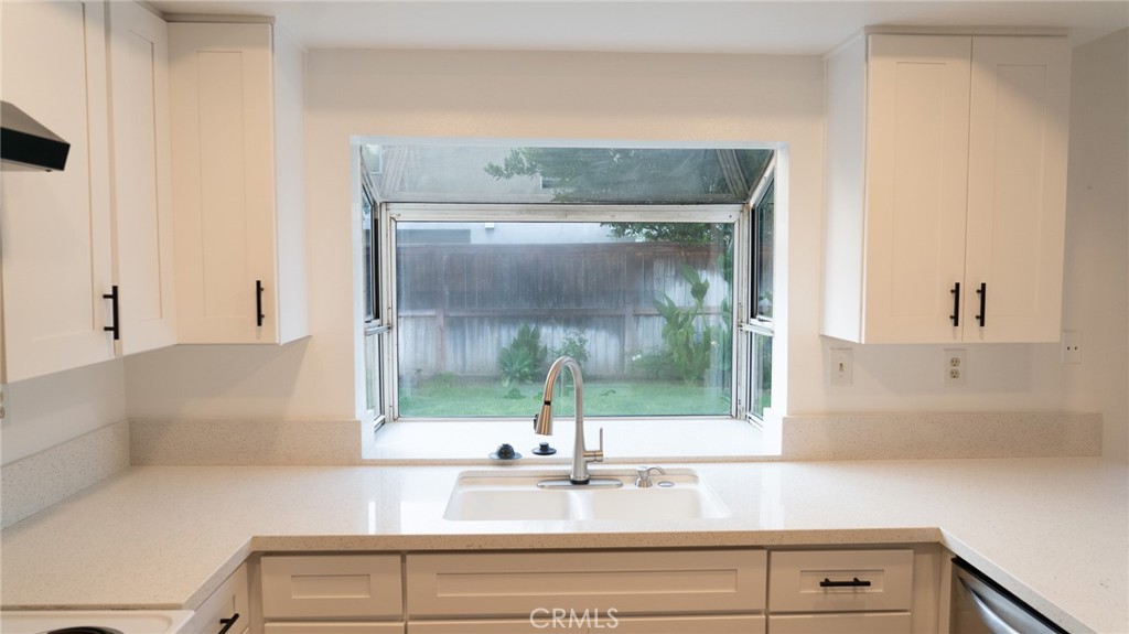 21 Fillmore Irvine, CA 92620 - Photo 7 of 36 a sink with a mirror