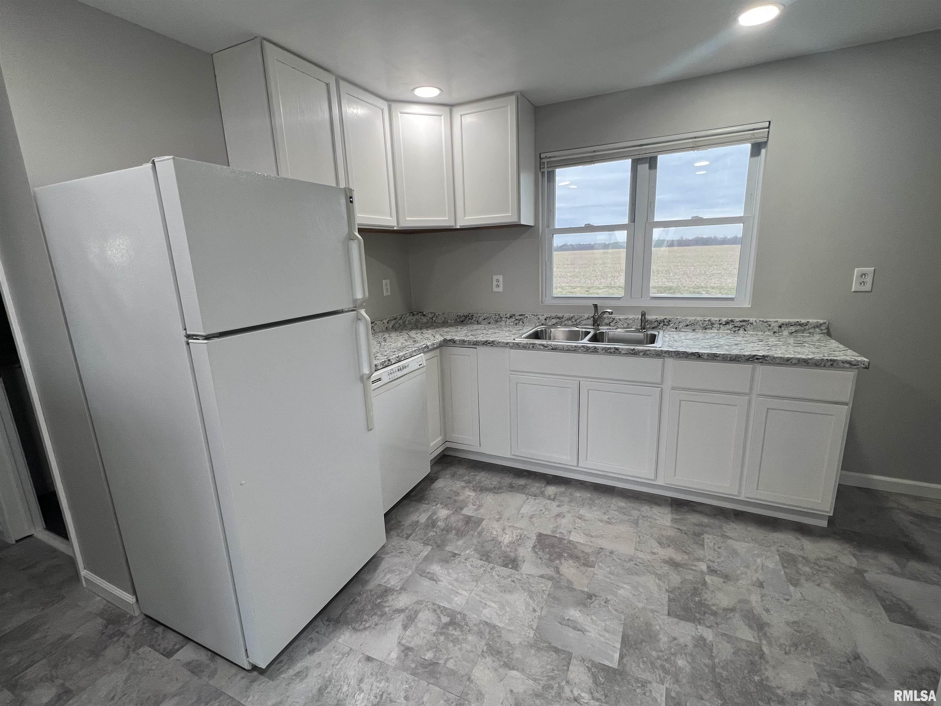 2247 Hembrough Road Jacksonville, IL 62650 - Photo 11 of 25
